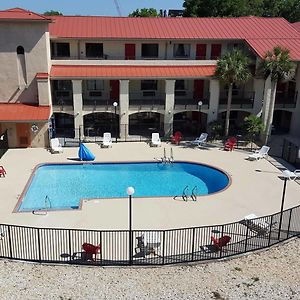 Tricove Inn & Suites